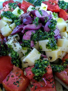 Una foto de FETTUCCINE Al Pesto con tomates y aceitunas moradas...!