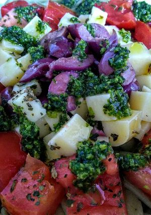 Una foto de FETTUCCINE Al Pesto con tomates y aceitunas moradas...!
