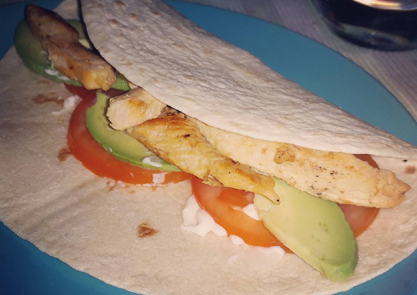 Wrap de pollo con Tomate y Aguacate