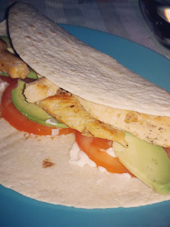 Una foto de Wrap de pollo con Tomate y Aguacate