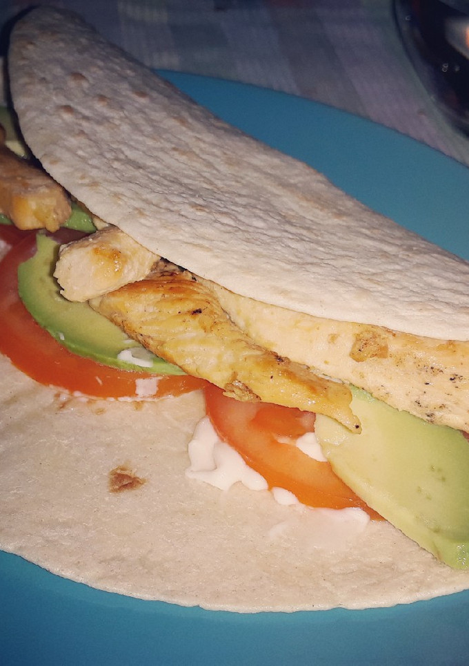Una foto de Wrap de pollo con Tomate y Aguacate