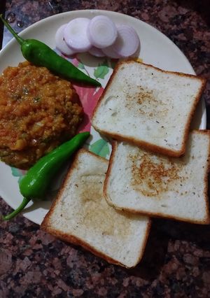 पाव भाजी (pav bhaji recipe in Hindi) रेसिपी मुख्य फोटो