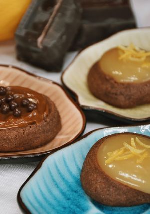 Foto di Biscotti fondanti al cioccolato con crema Mou e Lemon curd