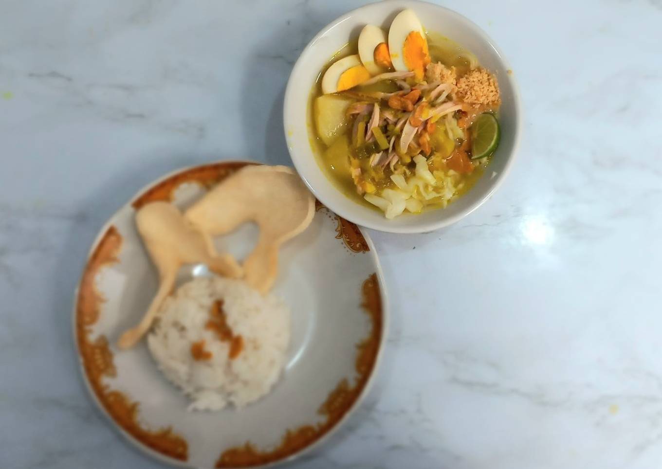 Soto Ayam Lamongan dengan bubuk Koya