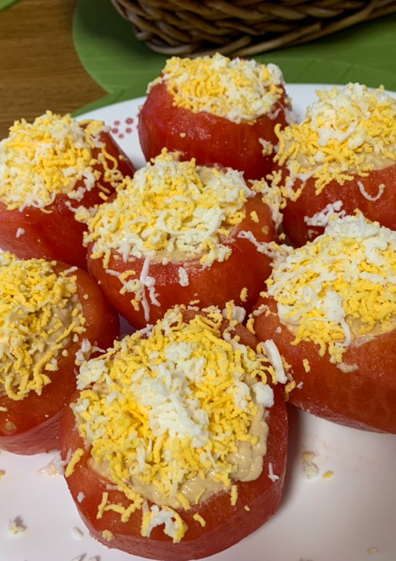 Una foto de Tomates rellenos de paté de atún