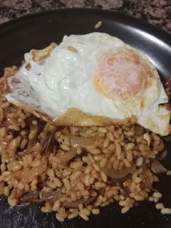 Una foto de Arroz frito con huevo al estilo asiático