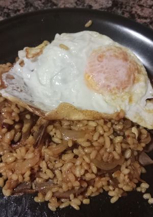 Una foto de Arroz frito con huevo al estilo asiático