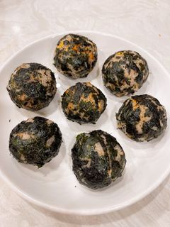 Hình của món Cơm nắm rong biển.