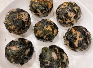 Hình của món Cơm nắm rong biển.