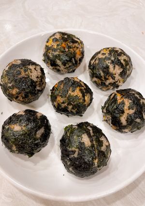 Hình của món Cơm nắm rong biển.