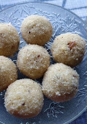 रवा खोबऱ्याचे गुळाच्या पाकातले लाडू (rava ladu recipe in marathi) रेसिपी चे मुख्य फोटो 