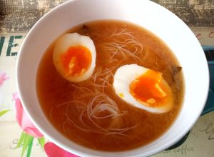 Foto principal de Sopa miso con fideos y huevo