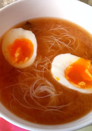 Foto principal de Sopa miso con fideos y huevo