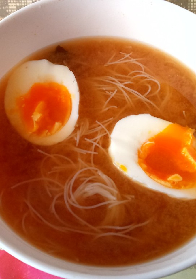 Una foto de Sopa miso con fideos y huevo