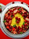 Torta al cacao con crema pasticcera fragole e ciliegie