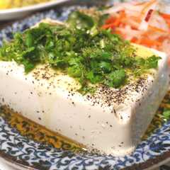 รูปของ HIYAYAKKO with salty coriander and sesame oil
