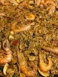 Paella de frutos del mar con gambones congelados