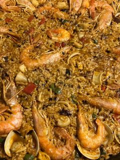 Una foto de Paella de frutos del mar con gambones congelados