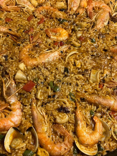 Una foto de Paella de frutos del mar con gambones congelados