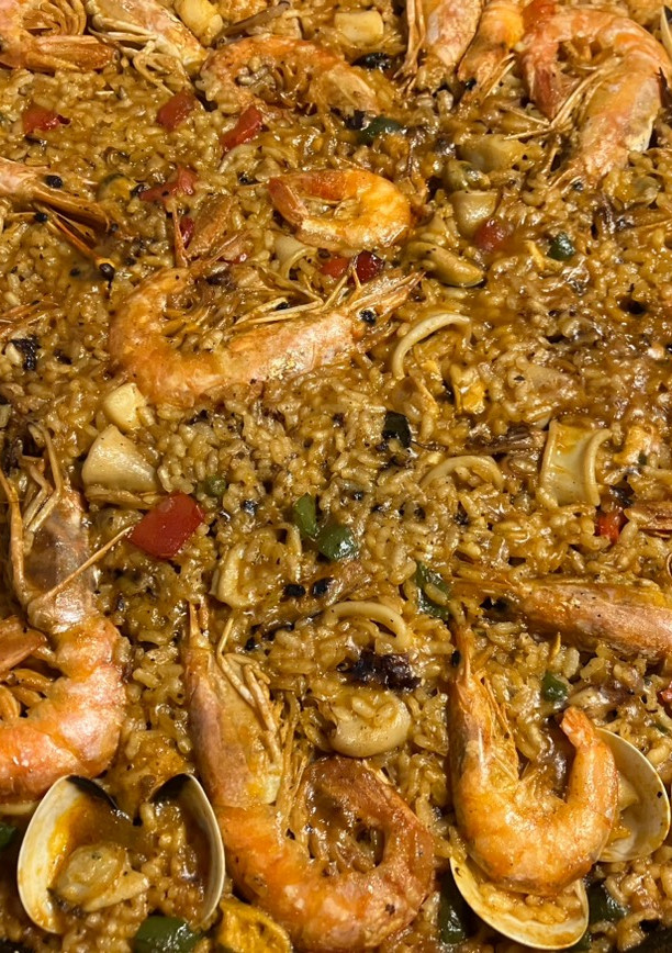 Una foto de Paella de frutos del mar con gambones congelados