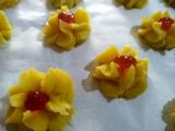 Kue semprit selai strawberry