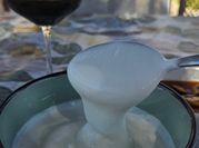 Una foto de alioli de leche