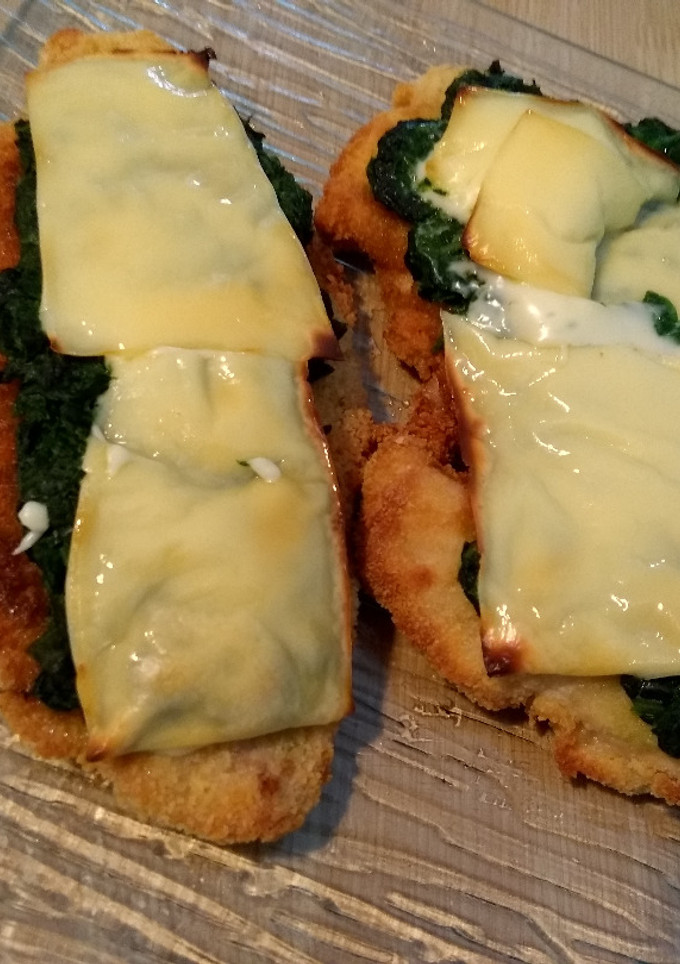 Una foto de Filetes de pollo con espinacas a la crema