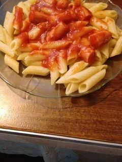 Una foto de Fideos mostacholes con salsa roja
