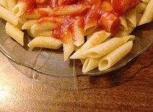 Una foto de Fideos mostacholes con salsa roja