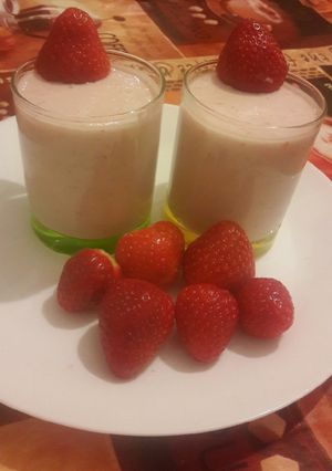 A picture of Banana & strawberries smoothie recipe.