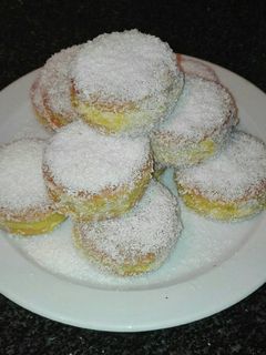 Una foto de Galletas rellenas de crema de manzana y coco