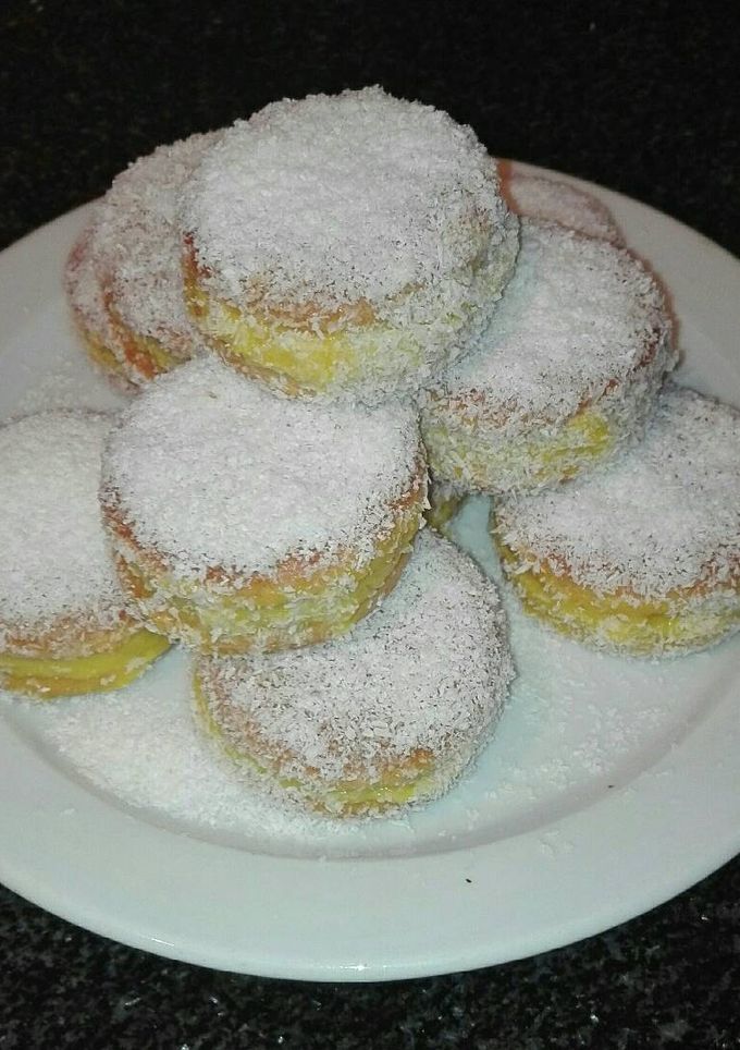 Una foto de Galletas rellenas de crema de manzana y coco
