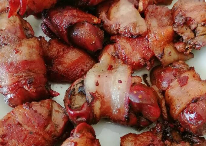 Baconba göngyölt csirkemáj recept foto