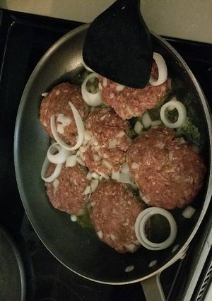 A picture of Larry's perfect Texas burger.