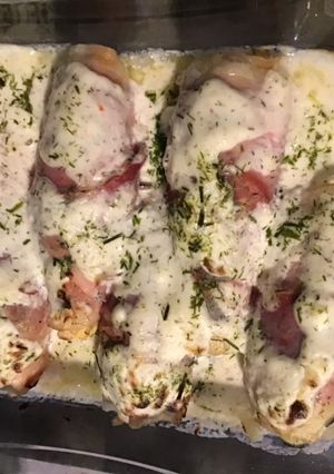 Une photo de Courgettes blanches sauce crème au jambon cru,burrata di puglia et basilic