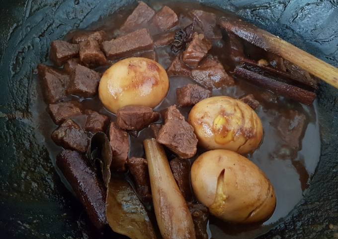 Semur daging sapi dan telur Betawi (kaya rempah)