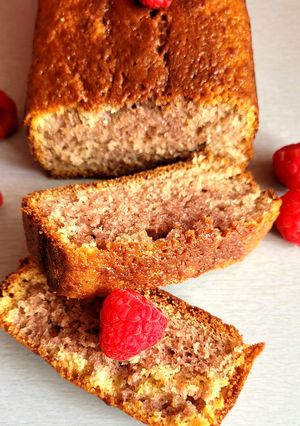 Une photo de Cake marbré aux framboises