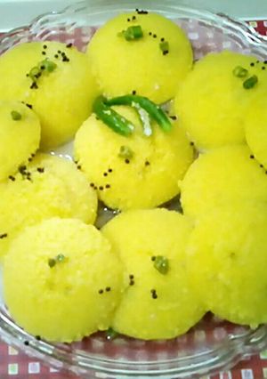 A picture of Idli dhokla.