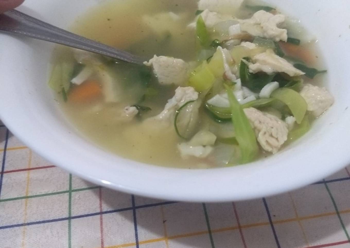Caldo con verduras y pollo