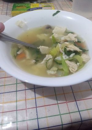 Una foto de Caldo con verduras y pollo
