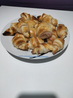 Una foto de Mini croissants de jamón y queso