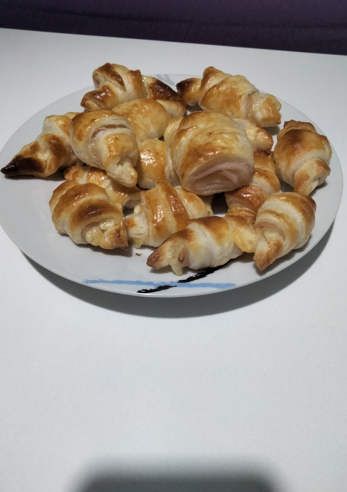 Una foto de Mini croissants de jamón y queso