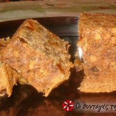 A picture of Cake with apricots and walnuts.