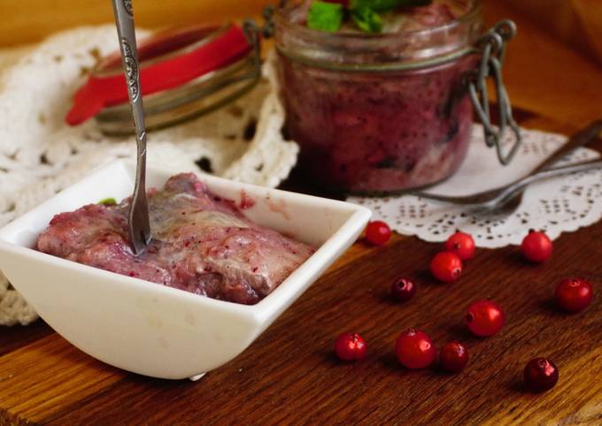 Скумбрія маринована з журавлиною