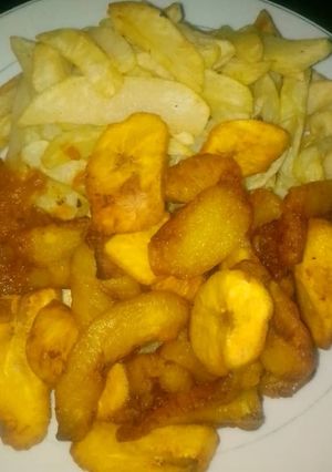 A picture of Fried potatoes and plantain.