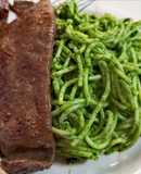 Tallarines verdes con hígado frito
