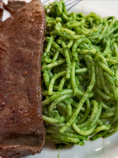 Una foto de Tallarines verdes con hígado frito
