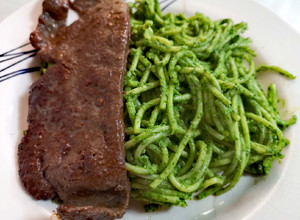 Una foto de Tallarines verdes con hígado frito