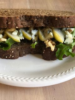 Una foto de Sándwich de pera y roquefort