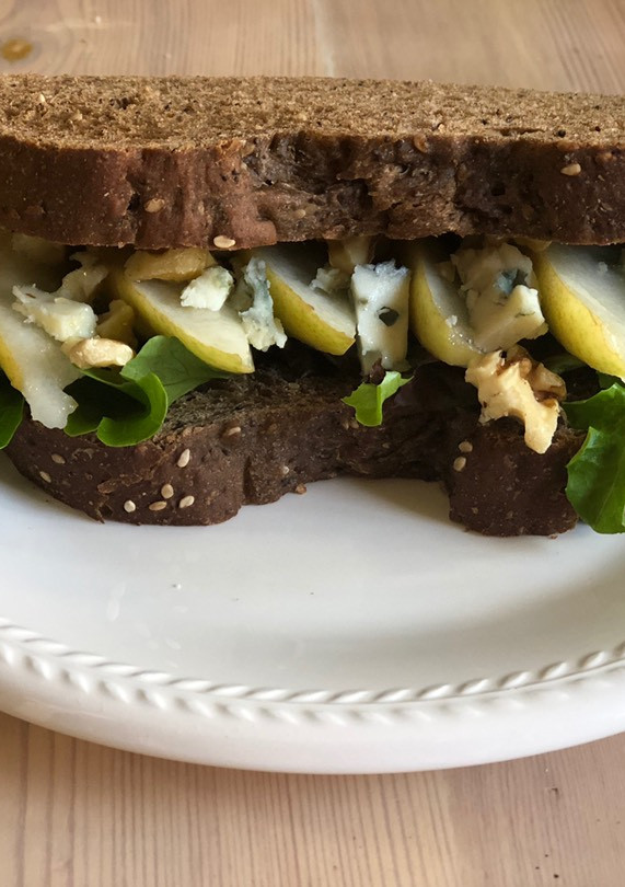 Una foto de Sándwich de pera y roquefort